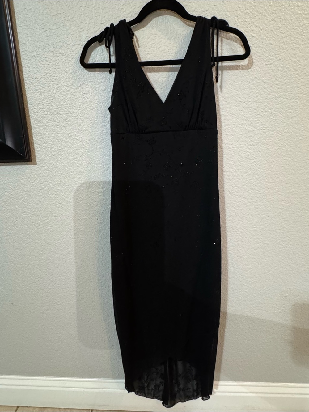 Ruby Rox Black Sleeveless V-Neck Midi Dress with Tie Straps
